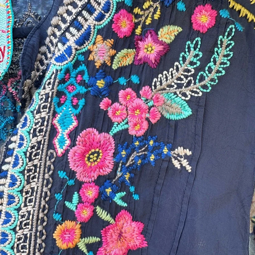 🌼Beautiful Johnny Was Floral Embroidered Blouse/Tunic - Picture 4 of 9